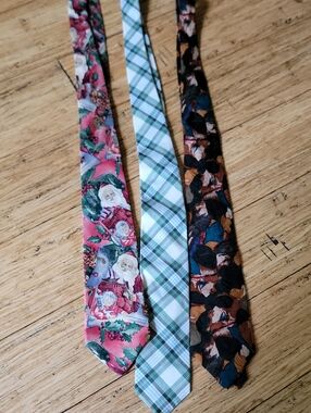 Men's Patterned Tie in Red, Green, and Brown -